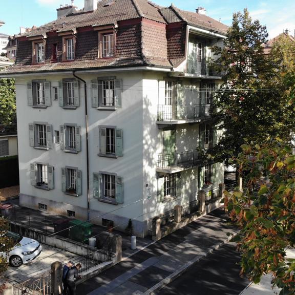 La villa de trois étages, située au centre de Lausanne, peut accueillir huit résidents [homecheznous.ch]