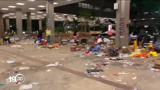 À Hong Kong, jusqu'à 200 manifestants restent encore barricadés dans une université.