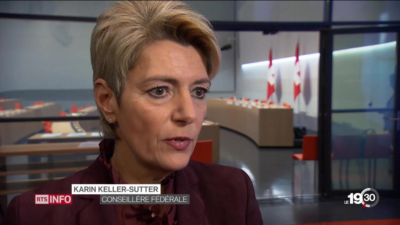 Karin Keller-Sutter lance la campagne pour la révision de la loi sur les armes, un sujet hautement sensible en Suisse.