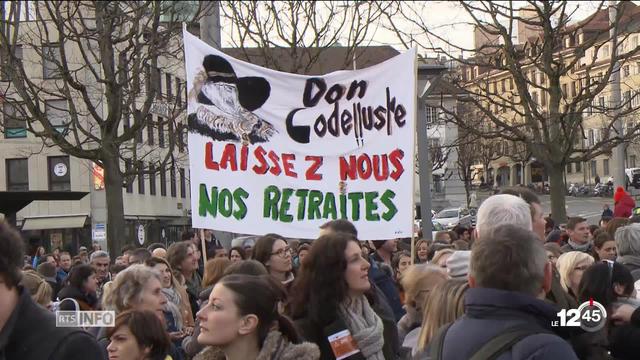 Caisse de pension à Fribourg: fonctionnaires en colère