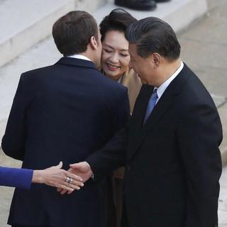 La diplomatie des embrassades. [AP / POOL AFP - Thibault Camus]
