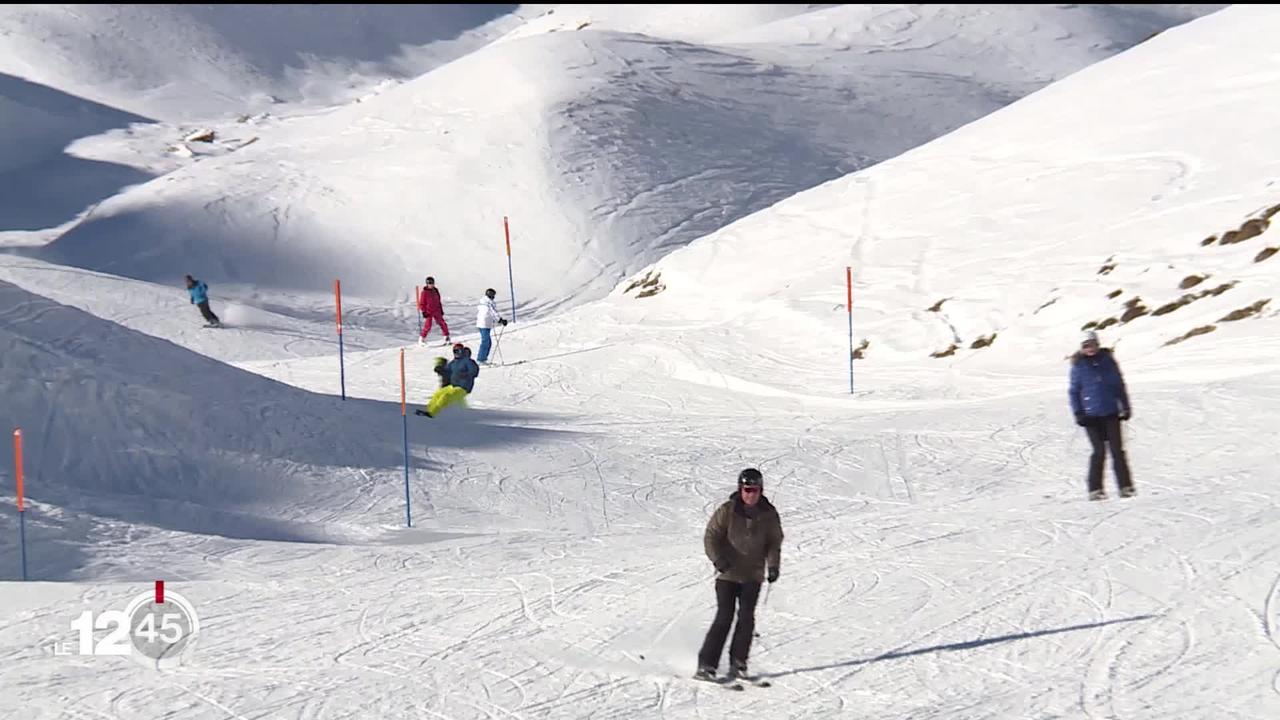 Ouverture de la saison de ski ce week-end dans les premières stations: le prix de l'abonnement variant selon la demande critiqué