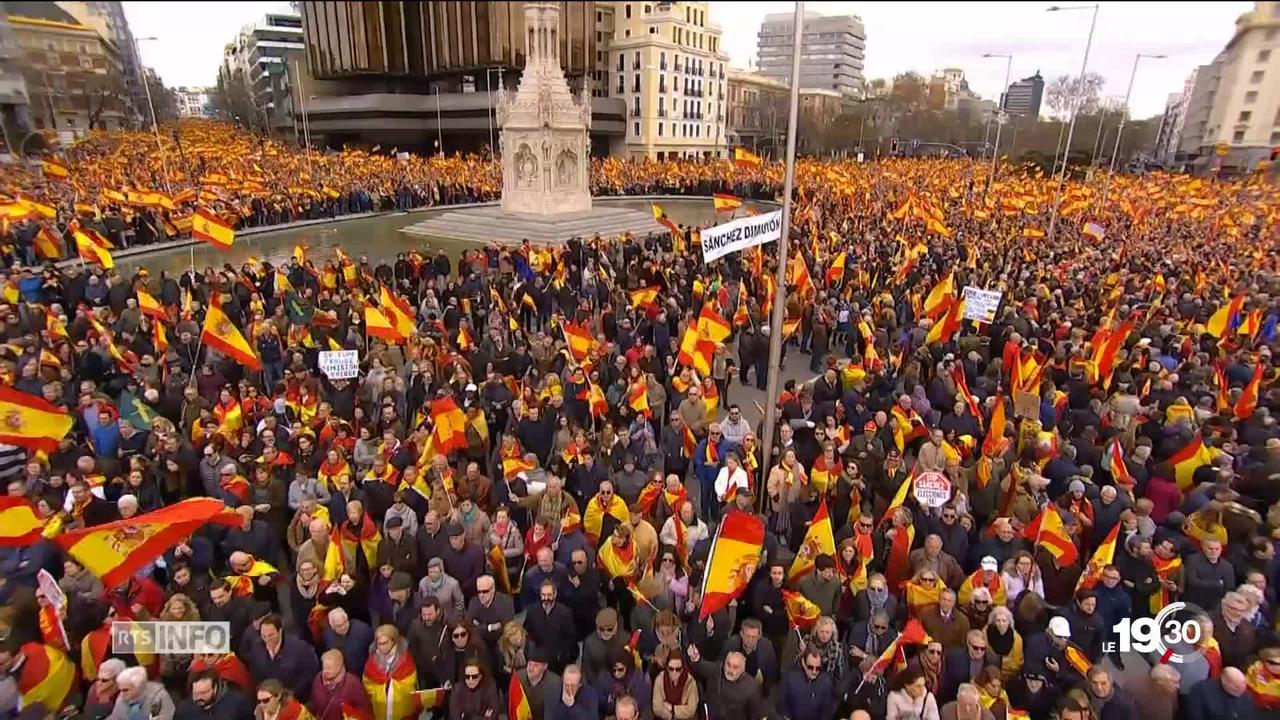 En Espagne, le Premier ministre Pedro Sanchez est houspillé par l'opposition. Manifestation d'un front anti-indépendantiste.