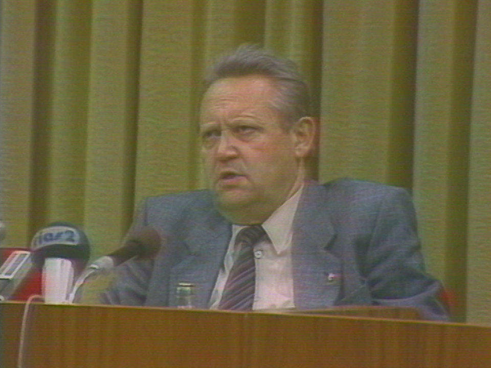 Günter Schabowski, porte-parole du Parti communiste est-allemand, annonce l'ouverture de la frontière entre la RDA et la RFA, 09.10.1989.