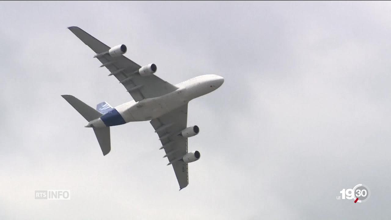 Airbus arrête la production de l'A380 faute de commandes suffisantes.