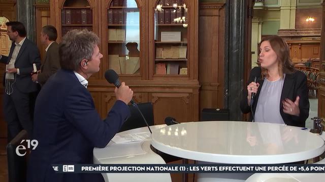 Jürg Grossen, président des Vert'libéraux, commente l'avancée et la positionnement de son parti: "Nous ferons des alliances à droite ou à gauche selon les thèmes, comme l'environnement ou l'accord-cadre", affirme-t-il, pointant un renforcement du centre de l'échiquier politique.