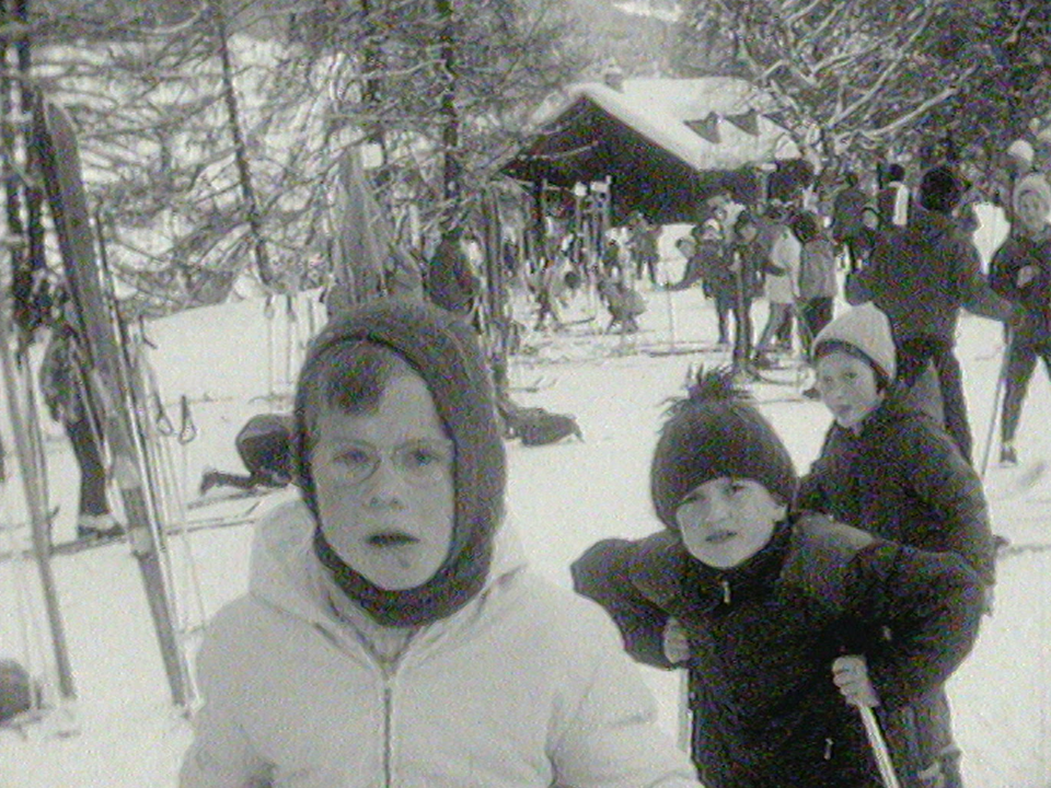 Cagoules, bonnets de laine, un camp de ski en 1963 aux Mayens-de-Sion. [RTS]