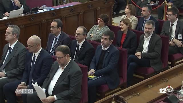 Ouverture du procès des douze dirigeants indépendantistes catalans : ils risquent de 7 à 25 ans de prison.