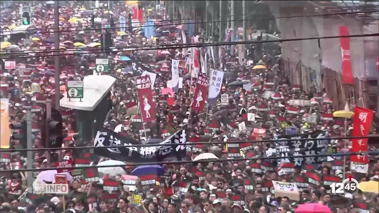 À Hong Kong, des dizaines de milliers de personnes manifestent pour le retrait total de la loi controversée sur l'extradition.
