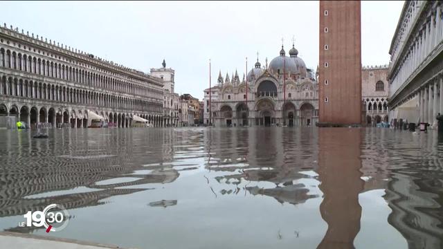 À Venise, une marée haute record provoque de graves dégâts.