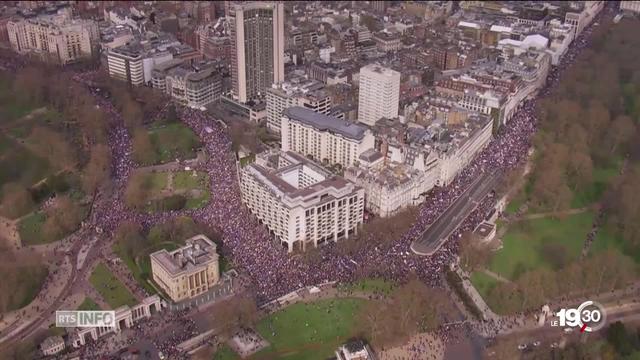 Brexit: des centaines de milliers de britanniques défilent pour demander un nouveau referendum