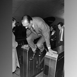 Chirac dans le métro parisien le 5 décembre 1980. [AFP - Jean-Claude Delmas]