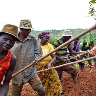 Des villageois victimes et bourreaux cohabitent, district de Nyaruguru, province du sud, près de Butare, Rwanda  - Ceri [RTS - Cerise Maréchaud]