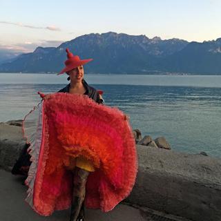 Une figurante dans son costume "d'effeuilleuse" sur les quais de Vevey [RTS - Anouk Wehrli]