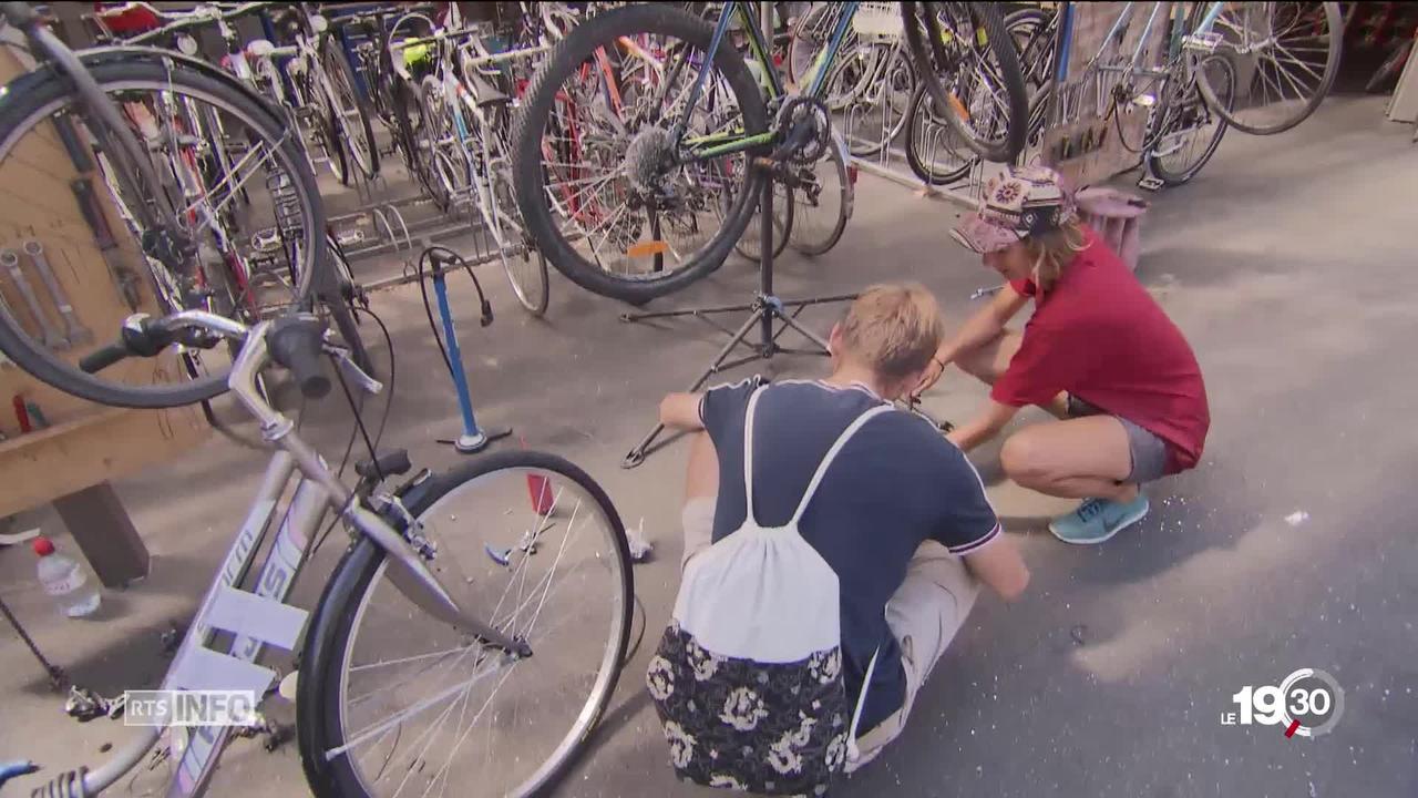 Sur le site de l'EPFL, des étudiants remettent à neuf des vélos abandonnés pour la prochaine rentrée