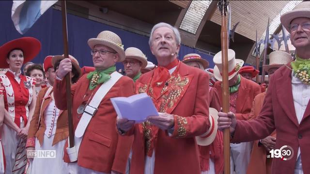 Des milliers de personnes ont assisté à la proclamation de la Fête des Vignerons et au mini-défilé de costumes.