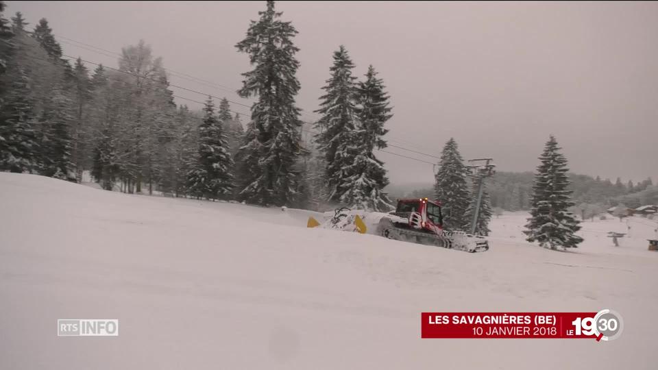 Les stations de ski de moyenne altitude ont enfin reçu de la neige. Les pistes ouvrent aux Bugnenets Les Savagnières (BE).