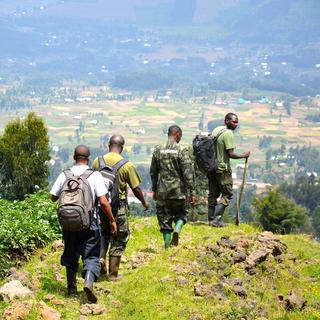 Gardiens dans le Parc des Volcans du massif Virunga [RTS - Cerise Maréchaud]