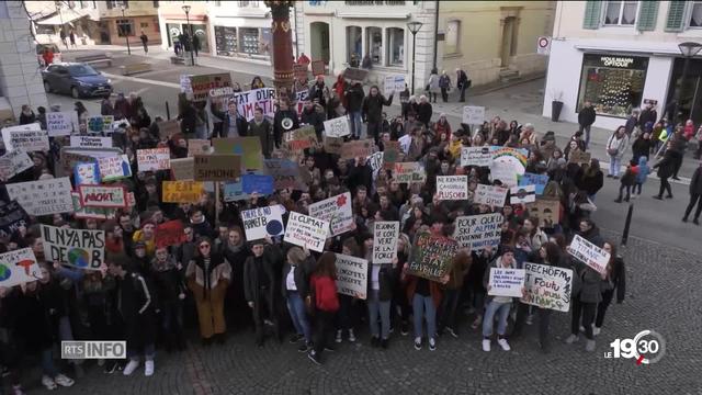 Grève pour le climat: 15'000 jeunes ont manifesté dans les villes de Suisse romande