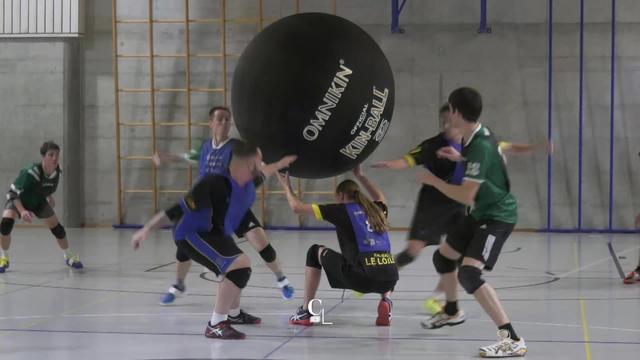 Le Kin-Ball se joue avec un ballon de plus d'un mètre de diamètre.