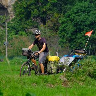 Xavier Pasche sur son vélo au Vietnam [DR - Ylia.ch]