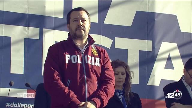 Matteo Salvini suscite la polémique avec ses uniformes des forces de l'ordre.