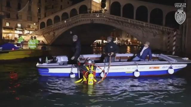 Les gondoliers de Venise récupèrent les déchets de la lagune.