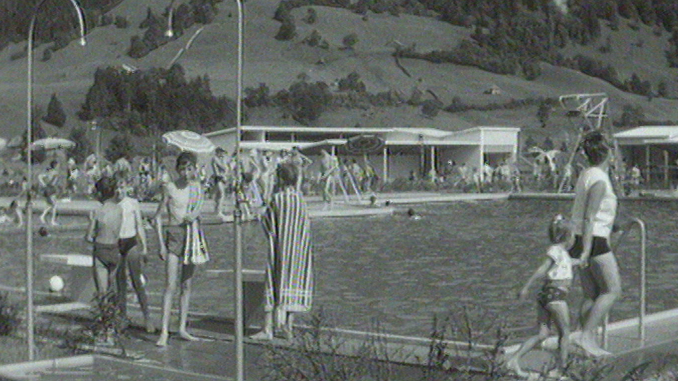 La nouvelle piscine de Broc en 1963. [RTS]