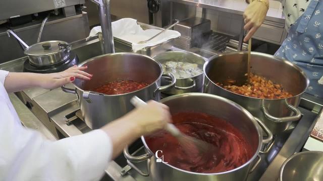 Un frigo collectif et des pots de confiture, la lutte contre le gaspillage alimentaire s'organise.