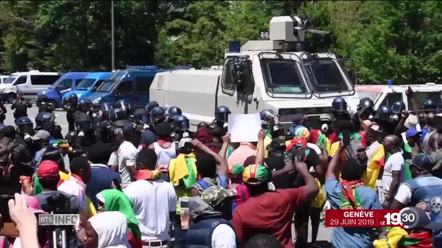 Paul Biya, le président du Cameroun, est à Genève où la colère de ses opposants ne faiblit pas.