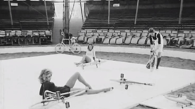 Immersion dans la vie quotidienne des gens du cirque en 1972. [RTS]