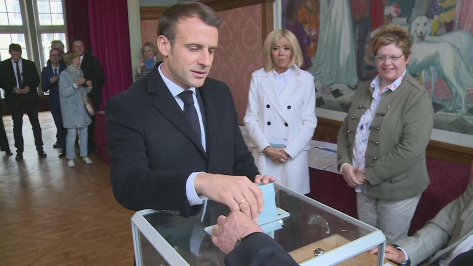 Emmanuel Macron vote pour les européennes