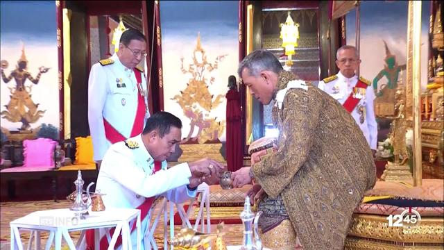 Les fastes d'une cérémonie royale: Maha Vajiralongkorn couronné roi de Thaïlande après 2 ans de deuil.