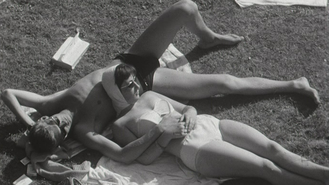 Baigneurs à la piscine de Bellerive en 1959. [RTS]
