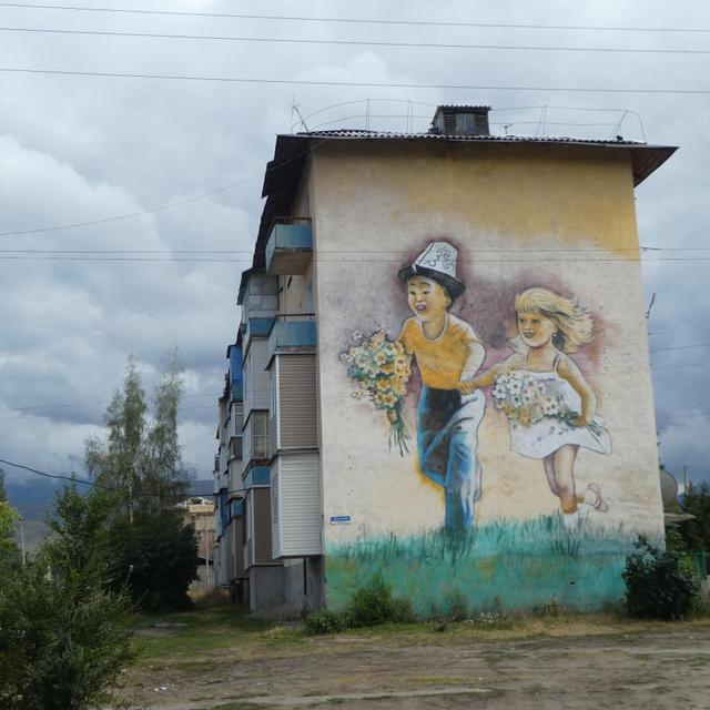 Grafitti sur un immeuble de Karakol au Kirghizstan [DR - Capalest]
