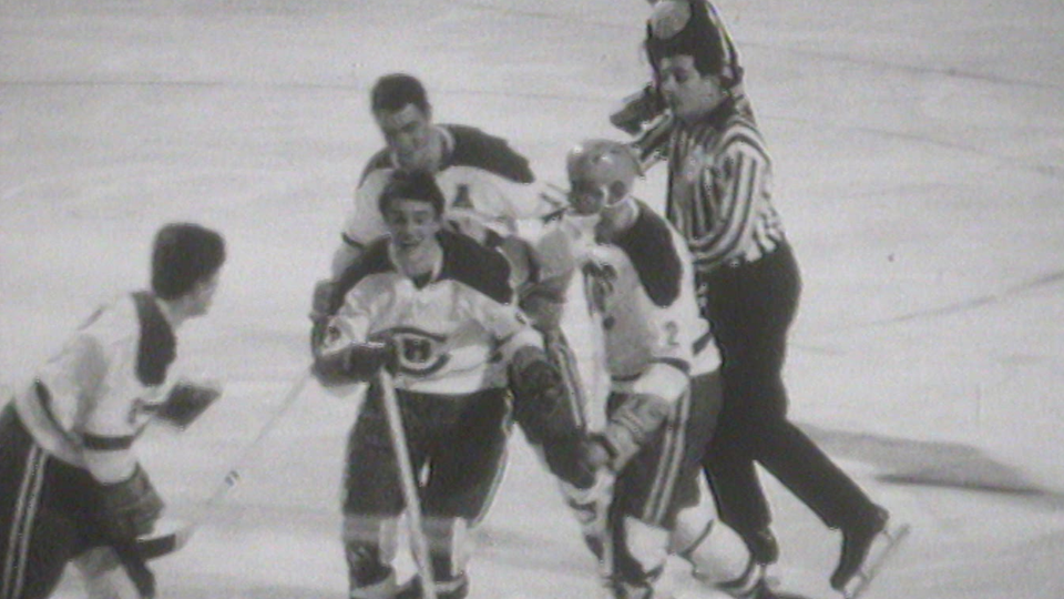 Les joueurs du HC La Chaux-de-Fonds célèbrent un but en 1967 [RTS]