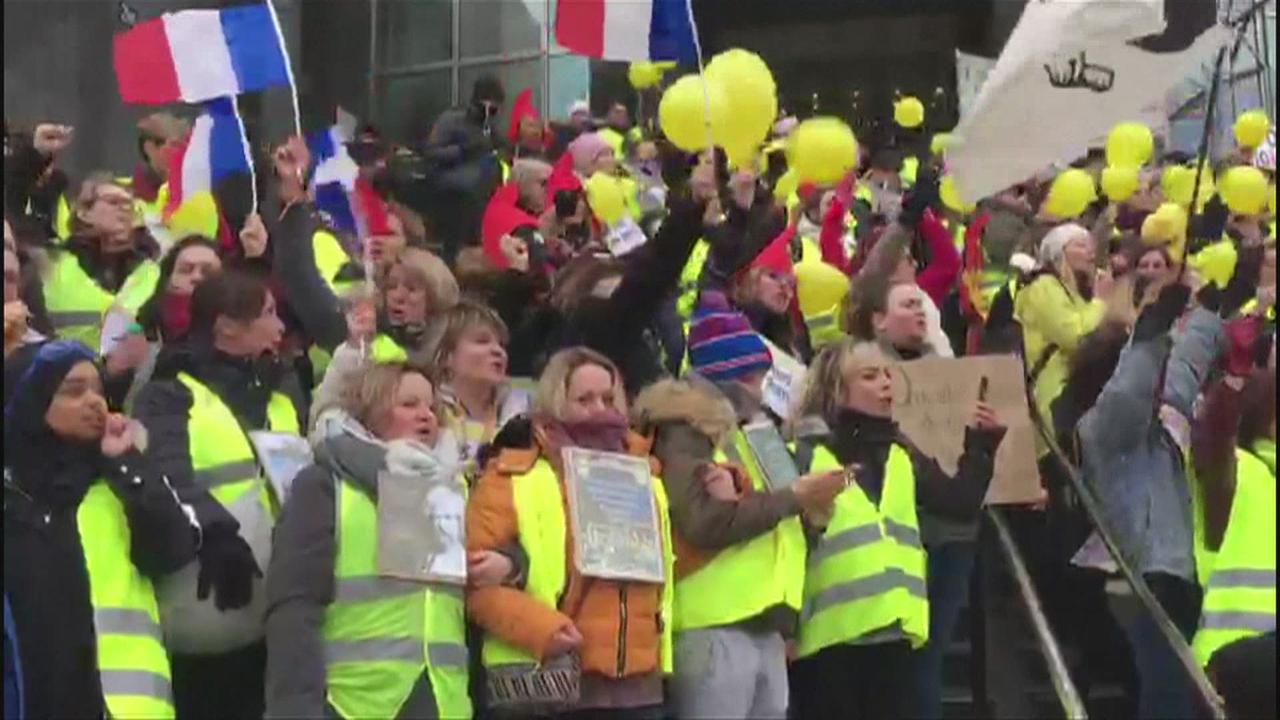 Plusieurs centaines de femmes gilets jaunes manifestent en France