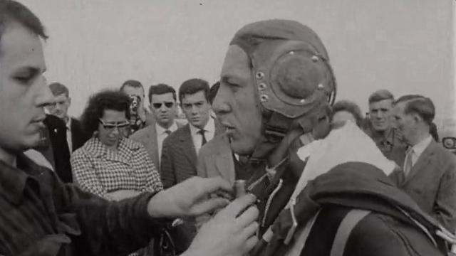 1962 : Gil Delamare tente la traversée de la Manche en parachute ascensionnel.