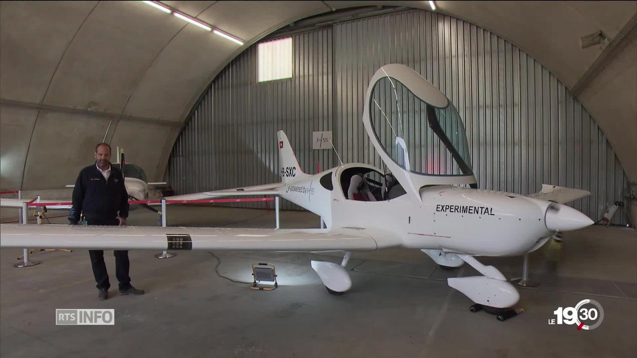 André Borschberg présente à Sion un avion biplace solaire qui a une autonomie d'une heure et demie.