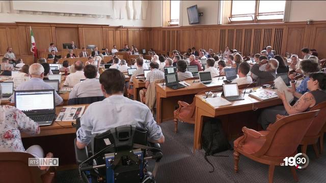 Fin du cumul des mandats dans le canton de Neuchâtel. Il fait écho à un débat lancé dans plusieurs cantons.