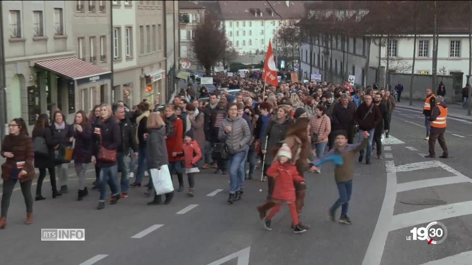 Les fonctionnaires fribourgeois ont manifesté pour protester contre l'Etat qui menace de retirer jusqu'à 25% de leurs rentes.