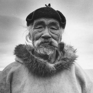 Un aîné inuit, Aarulaq, vêtu d’un duffle parka) [Department of Indian and Northern Affairs Canada. Library and Archives Canada, e008446968 - S. J. Bailey.]