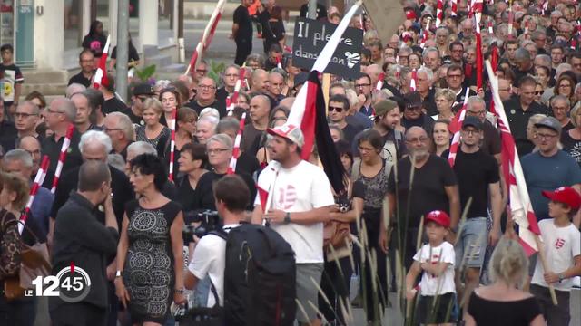 A Moutier, plusieurs milliers d'autonomistes dans la rue. La question d'un recours au tribunal fédéral reste en suspens.