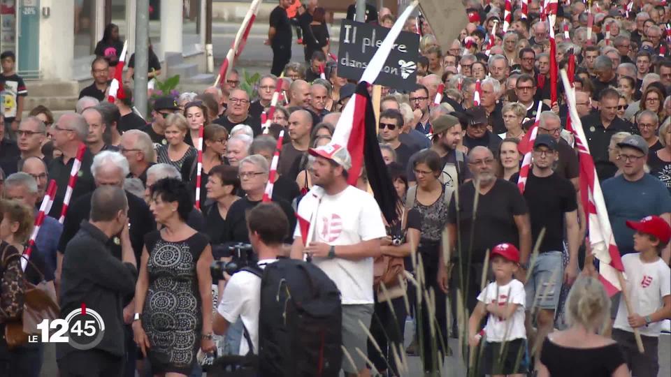 A Moutier, plusieurs milliers d'autonomistes dans la rue. La question d'un recours au tribunal fédéral reste en suspens.