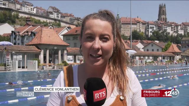 Des records de température attendus. Clémence Vonlanthen explique les plans canicule aux Bains de la Motta à Fribourg.