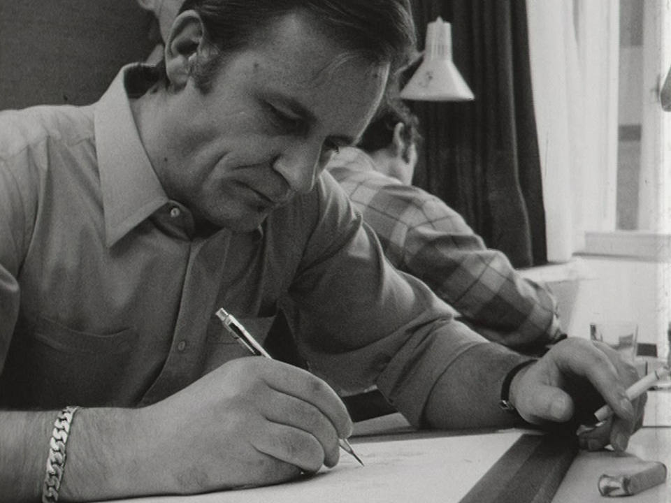 Albert Uderzo dessinant en 1970. [RTS]