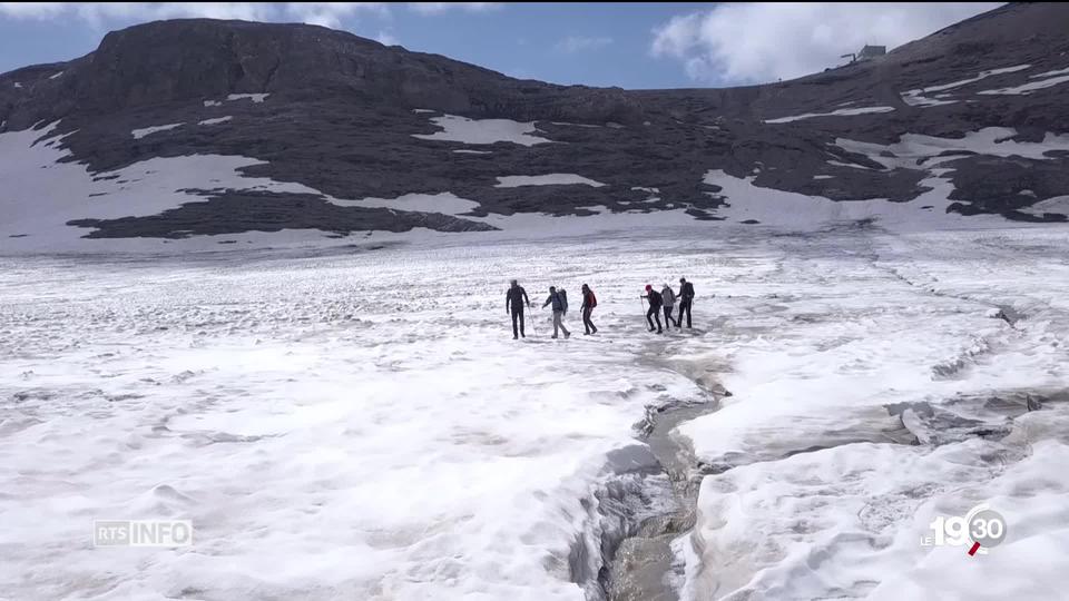 Quatre adolescents arpentent le glacier de la Plaine-Morte, témoin du réchauffement climatique