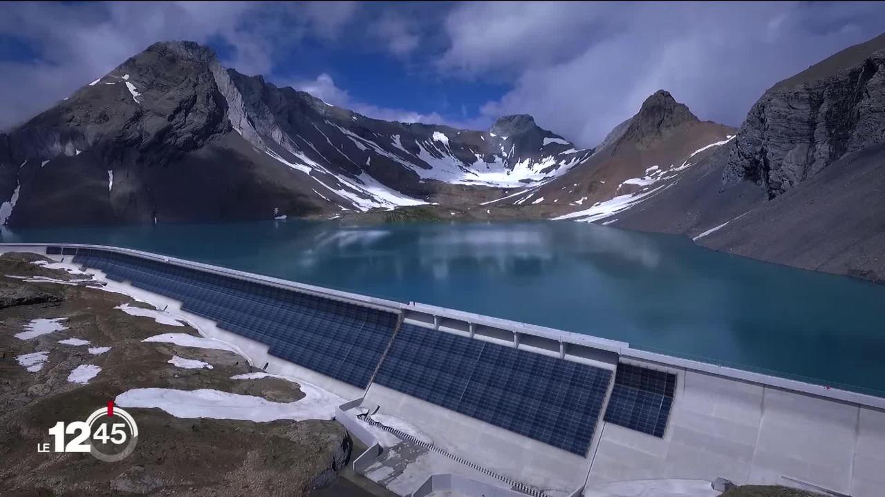 Des panneaux solaires sur le mur du barrage de Linth-Limmern