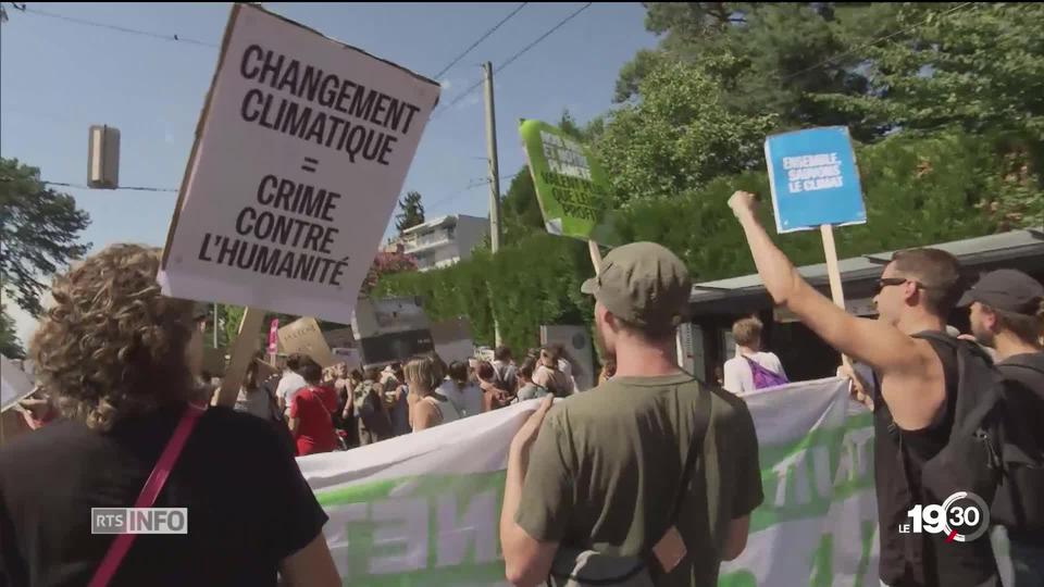 Déclaration adoptée, les jeunes militants pour le climat rassemblent 2500 manifestants dans les rues de Lausanne.