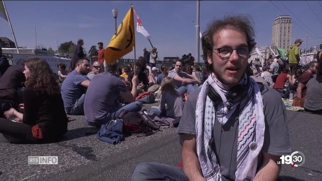 Sur le Grand-Pont de Lausanne, Extinction Rebellion rassemble plus de 300 pique-niqueurs pour le climat